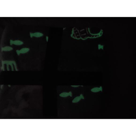 Your Zone Glow in the Dark Soft Ocean Mermaid 50" x 60" Large Warm Throw Blanket - Picture 4 of 7